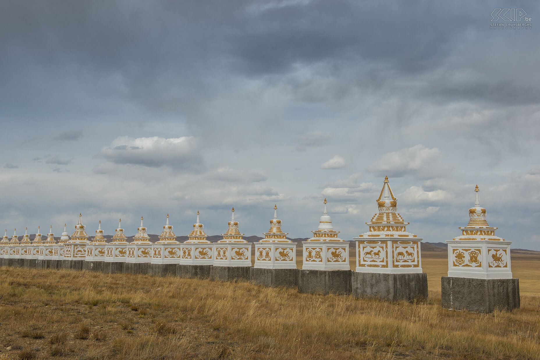 Arvaikheer - Horse memorial monument The horse memorial ‘Morin Tolgoe’ with its 108 stupas near the city of Arvaikheer. Stefan Cruysberghs